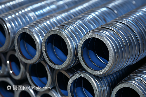 堆积的工业钢管 力量与秩序的乐章